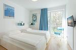 Schlafzimmer mit zwei Einzelbetten - DünenResort Binz 127 - Top-Hundeurlaub