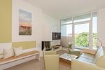 Wohn-Essbereich mit Couch - DünenResort Binz 142 - Top-Hundeurlaub