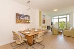 Wohn-Essbereich mit Esstisch und Sitzgelegenheit - DünenResort Binz 142 - Top-Hundeurlaub
