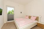 Schlafzimmer mit Doppelbett - DünenResort Binz 142 - Top-Hundeurlaub