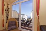 Wohn-Essbereich mit Couch und Sitzgelegenheit - Apartment-Residenz Ostseestrand 32 - Top-Hundeurlaub