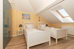 Schlafzimmer mit zwei Einzelbetten - Apartment-Residenz Ostseestrand 32 - Top-Hundeurlaub