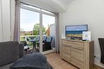 Wohn-Essbereich mit Couch und Flatscreen-TV - Apartment-Residenz Ostseestrand 34 - Top-Hundeurlaub