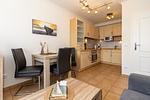 Küchenzeile mit Esstisch und Sitzgelegenheit - Apartment-Residenz Ostseestrand 34 - Top-Hundeurlaub