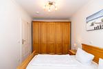Schlafzimmer mit Doppelbett und Kleiderschrank - Apartment-Residenz Ostseestrand 34 - Top-Hundeurlaub