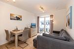Wohn-Essbereich mit Couch - Apartment-Residenz Ostseestrand 35 - Top-Hundeurlaub