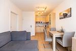 Wohn-Essbereich mit Couch und Esstisch - Apartment-Residenz Ostseestrand 35 - Top-Hundeurlaub