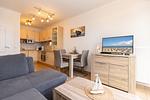 Wohn-Essbereich mit Couch und Flatscreen-TV - Apartment-Residenz Ostseestrand 35 - Top-Hundeurlaub