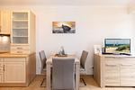 Wohn-Essbereich mit Couch und Esstisch - Apartment-Residenz Ostseestrand 35 - Top-Hundeurlaub