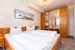 Schlafzimmer mit Doppelbett - Apartment-Residenz Ostseestrand 35 - Top-Hundeurlaub
