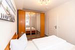 Schlafzimmer mit Doppelbett und Kleiderschrank - Apartment-Residenz Ostseestrand 35 - Top-Hundeurlaub
