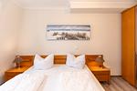 Schlafzimmer mit Doppelbett - Apartment-Residenz Ostseestrand 35 - Top-Hundeurlaub