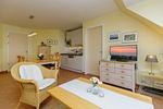 Wohnbereich mit Flatscreen-TV - Strandstraße 32-56 - Top-Hundeurlaub