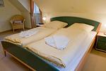 Schlafzimmer mit Doppelbett - Strandstraße 32-56 - Top-Hundeurlaub