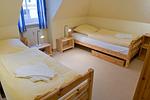 Schlafzimmer mit zwei Einzelbetten - Strandstraße 32-56 - Top-Hundeurlaub