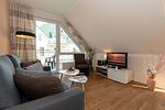 Wohn-Essbereich mit Couch - Ostseeallee 32b 2-2 - Top-Hundeurlaub