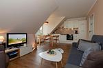 Wohn-Essbereich mit Couch - Ostseeallee 32b 2-2 - Top-Hundeurlaub