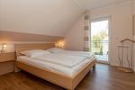 Schlafzimmer mit Doppelbett - Ostseeallee 32b 2-2 - Top-Hundeurlaub