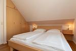Schlafzimmer mit Doppelbett - Ostseeallee 32b 2-2 - Top-Hundeurlaub