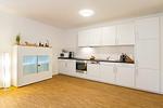 Wohn-Essbereich mit Küchenzeile - DünenResort Binz 116 - Top-Hundeurlaub