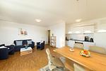 Wohn-Essbereich mit Couch und Esstisch - DünenResort Binz 123 - Top-Hundeurlaub