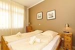 Schlafzimmer mit Doppelbett - Dünenschloss 1-07 - Top-Hundeurlaub