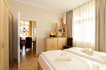 Schlafzimmer mit Doppelbett - Dünenschloss 1-07 - Top-Hundeurlaub