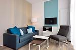 Wohn/ Essbereich mit Couch, Sessel und Fernseher - Aparthotel Anna Düne 0-01 - Top-Hundeurlaub