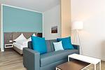 Wohn/ Essbereich mit Couch und Tisch - Aparthotel Anna Düne 0-01 - Top-Hundeurlaub