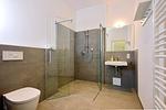 Badezimmer mit Dusche, WC und Waschtisch - Aparthotel Anna Düne 0-01 - Top-Hundeurlaub