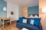 Wohn/ Essbereich mit Couch und Esstisch - Aparthotel Anna Düne 0-03 - Top-Hundeurlaub