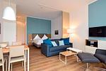 Wohn/ Essbereich mit  Esstisch und Fernseher - Aparthotel Anna Düne 0-03 - Top-Hundeurlaub