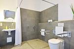 Badezimmer mit Dusche, WC und Waschtisch - Aparthotel Anna Düne 0-04 - Top-Hundeurlaub