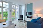 Wohn/ Essbereich mit Couch und Fernseher - Aparthotel Anna Düne 0-11 - Top-Hundeurlaub
