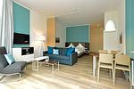 Wohn/ Essbereich mit Couch, Fernseher und Esstisch - Aparthotel Anna Düne 0-11 - Top-Hundeurlaub