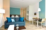 Wohn/ Essbereich mit Couch und Esstisch - Aparthotel Anna Düne 0-11 - Top-Hundeurlaub
