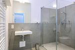 Badezimmer mit Dusche und Waschtisch - Aparthotel Anna Düne 0-11 - Top-Hundeurlaub