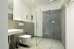 Badezimmer mit Dusche, WC und Waschtisch - Aparthotel Anna Düne 1-16 - Top-Hundeurlaub
