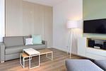 Wohn/ Essbereich mit Couch und Tisch - Aparthotel Anna Düne 1-21 - Top-Hundeurlaub