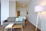 Wohn/ Essbereich mit Couch und Tisch - Aparthotel Anna Düne 1-21 - Top-Hundeurlaub