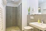 Badezimmer mit Dusche, WC und Waschtisch - Aparthotel Anna Düne 1-22 - Top-Hundeurlaub