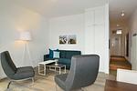 Wohn/ Essbereich mit Couch, zwei Sessel und Tisch - Aparthotel Anna Düne 1-13 - Top-Hundeurlaub