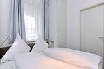 Schlafzimmer mit Doppelbett - Aparthotel Anna Düne 1-13 - Top-Hundeurlaub