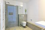 Badezimmer mit Dusche, WC und Waschtisch - Aparthotel Anna Düne 1-13 - Top-Hundeurlaub