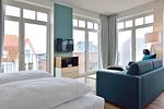 Wohn/ Essbereich mit Couch und Fernseher - Aparthotel Anna Düne 2-27 - Top-Hundeurlaub