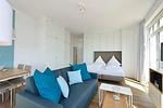 Wohn/ Essbereich mit Couch und Tisch - Aparthotel Anna Düne 2-27 - Top-Hundeurlaub