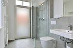 Badezimmer mit Dusche, WC und Waschtisch - Aparthotel Anna Düne 2-27 - Top-Hundeurlaub