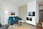 Wohn/ Essbereich mit Couch und Fernseher - Aparthotel Anna Düne 2-34 - Top-Hundeurlaub