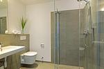 Badezimmer mit Dusche, WC und Waschtisch - Aparthotel Anna Düne 2-34 - Top-Hundeurlaub