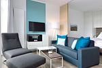 Wohn/ Essbereich mit Couch, Sessel und Fernseher - Aparthotel Anna Düne 2-29 - Top-Hundeurlaub